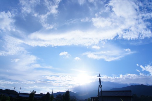 田舎の朝 太陽光 青強調 40pxの無料 フリー写真素材